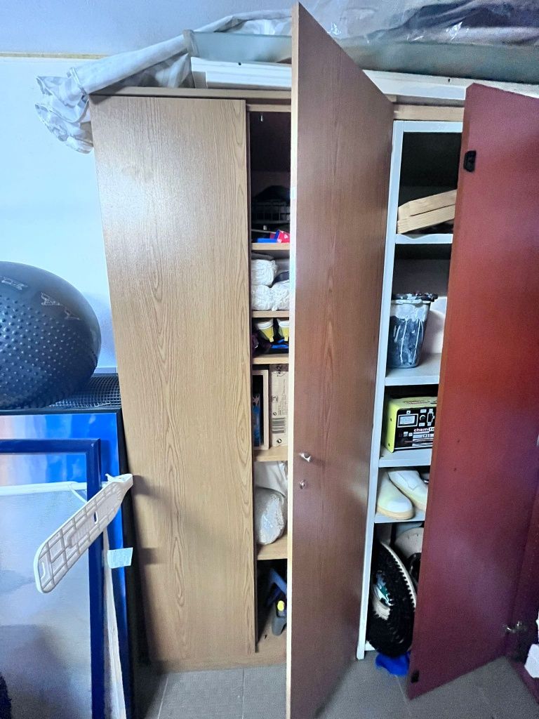 Armários com parteleiras