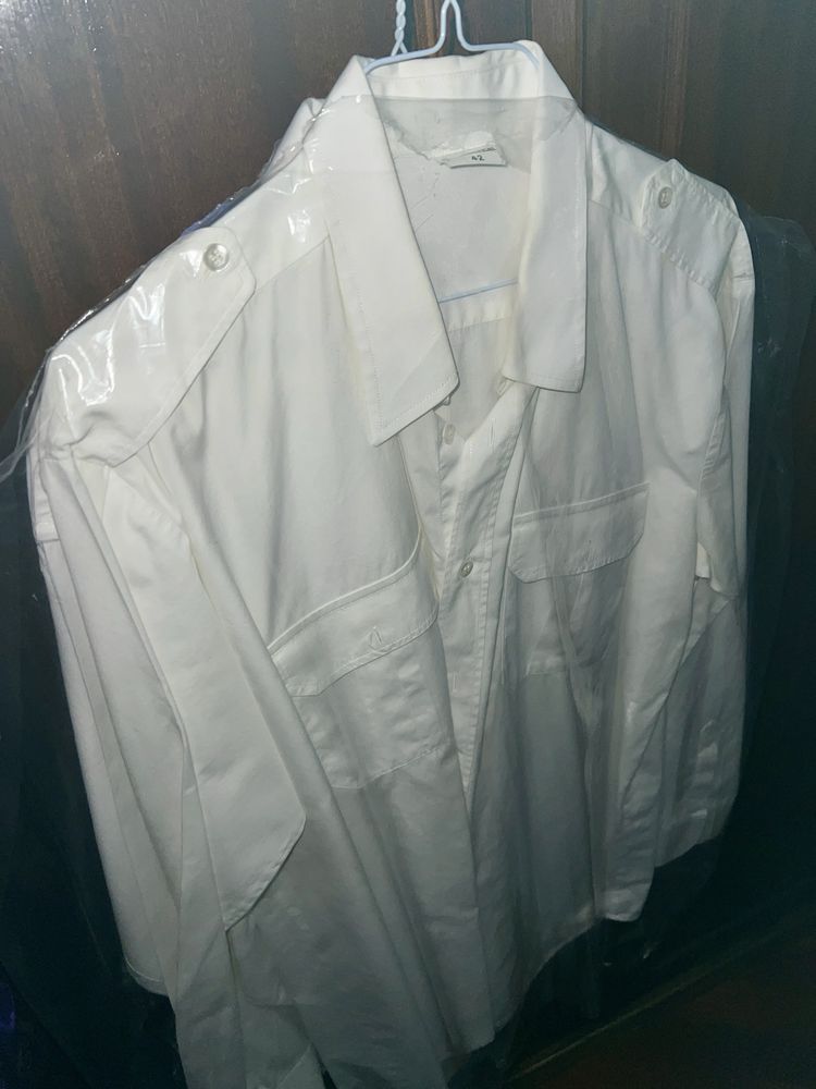 Camisas brancas (farda)