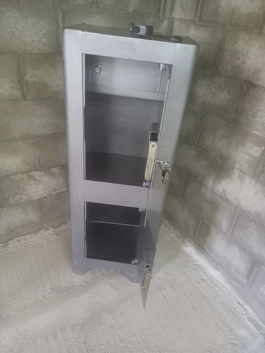 Сейф      металевий 2шт.