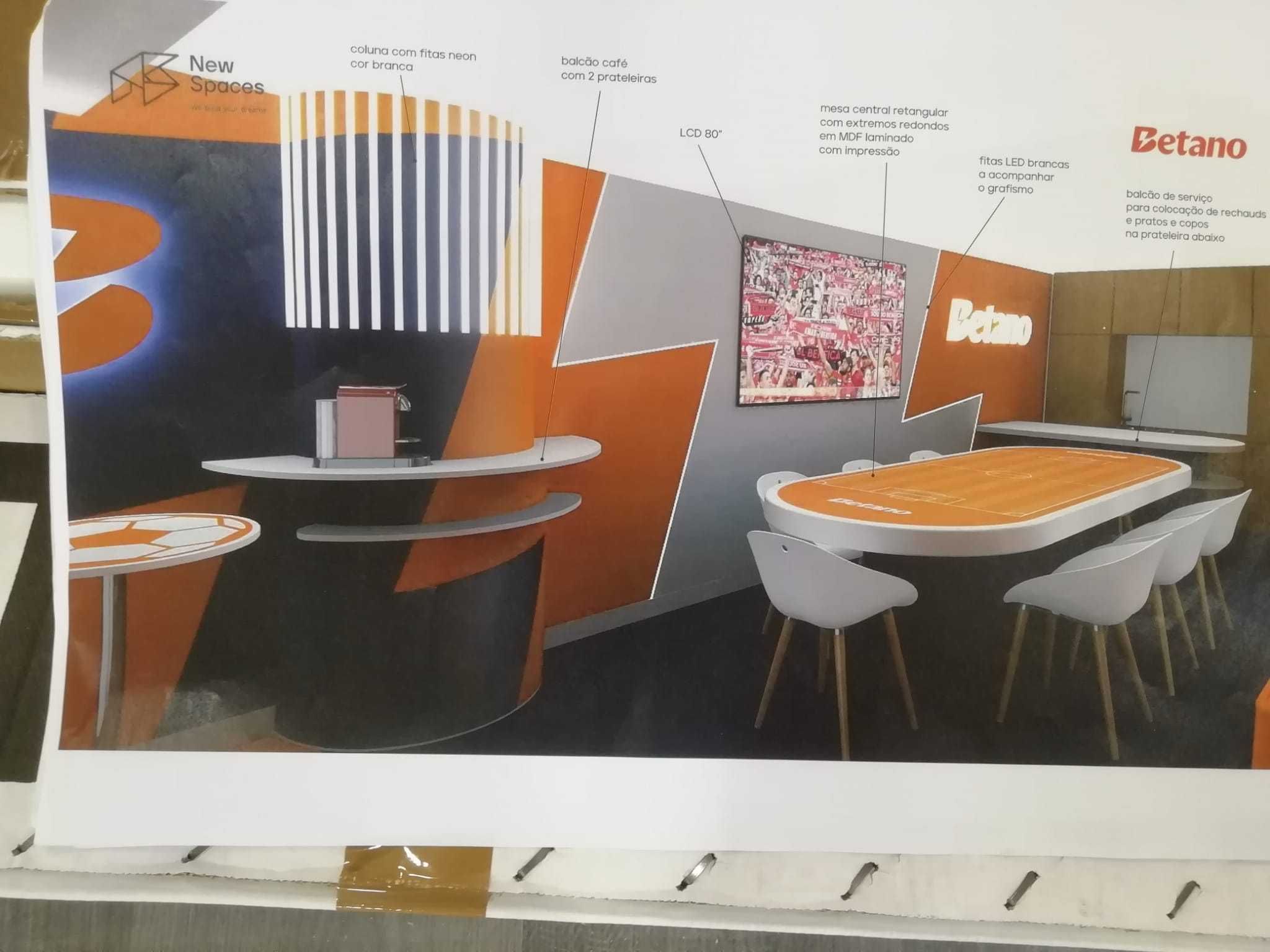Aplicação de papel de parede, vinil e painéis decorativos