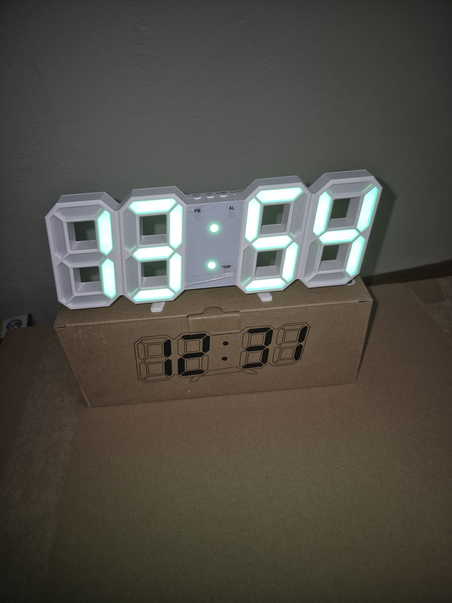 Zegarek LED na ścianę lub biurko kolor zielony