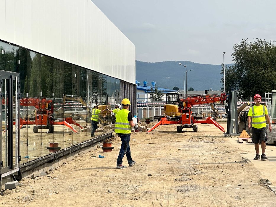 Mini żuraw dźwig pająk z operatorem wynajem manipulator do szyb szkła