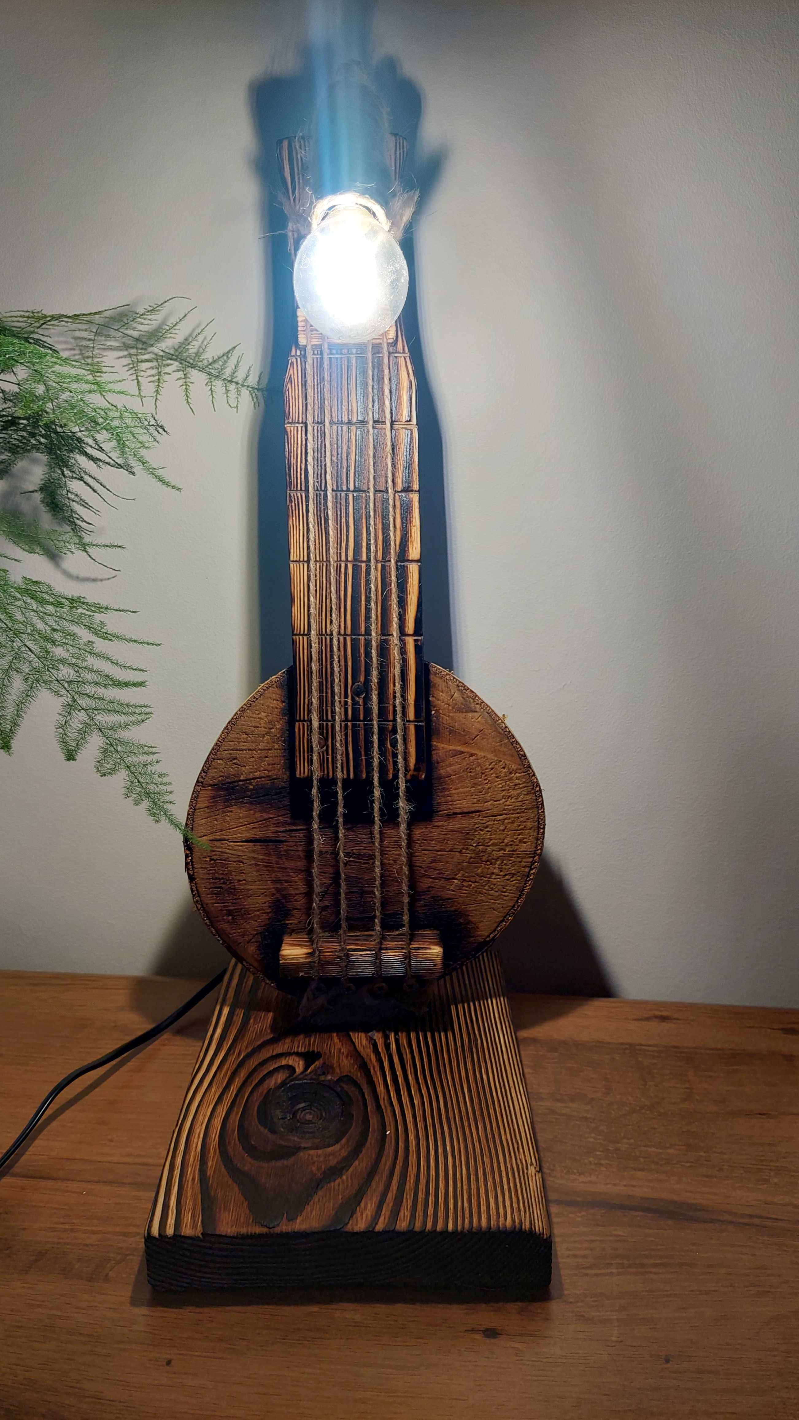 Drewniana lampa recznie robiona figura gitara kolekcjonerska