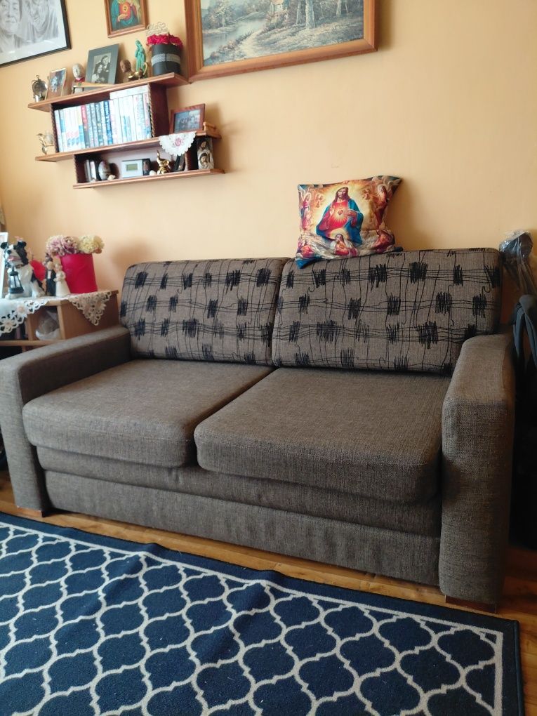 Sofa rozkładana z pojemnikiem na pościel