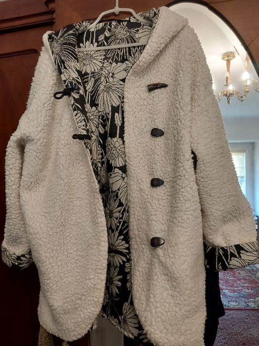 Reserved. Kurtka z białego baranka podszyta bawełną we wzory