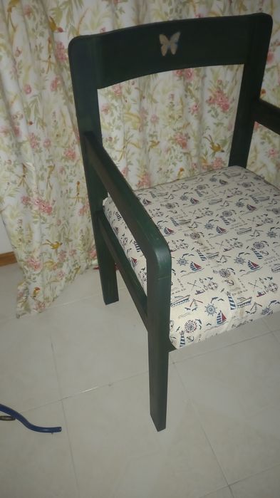 Cadeirão em madeira de pinho pintado de verde,em excelente estado. 
As