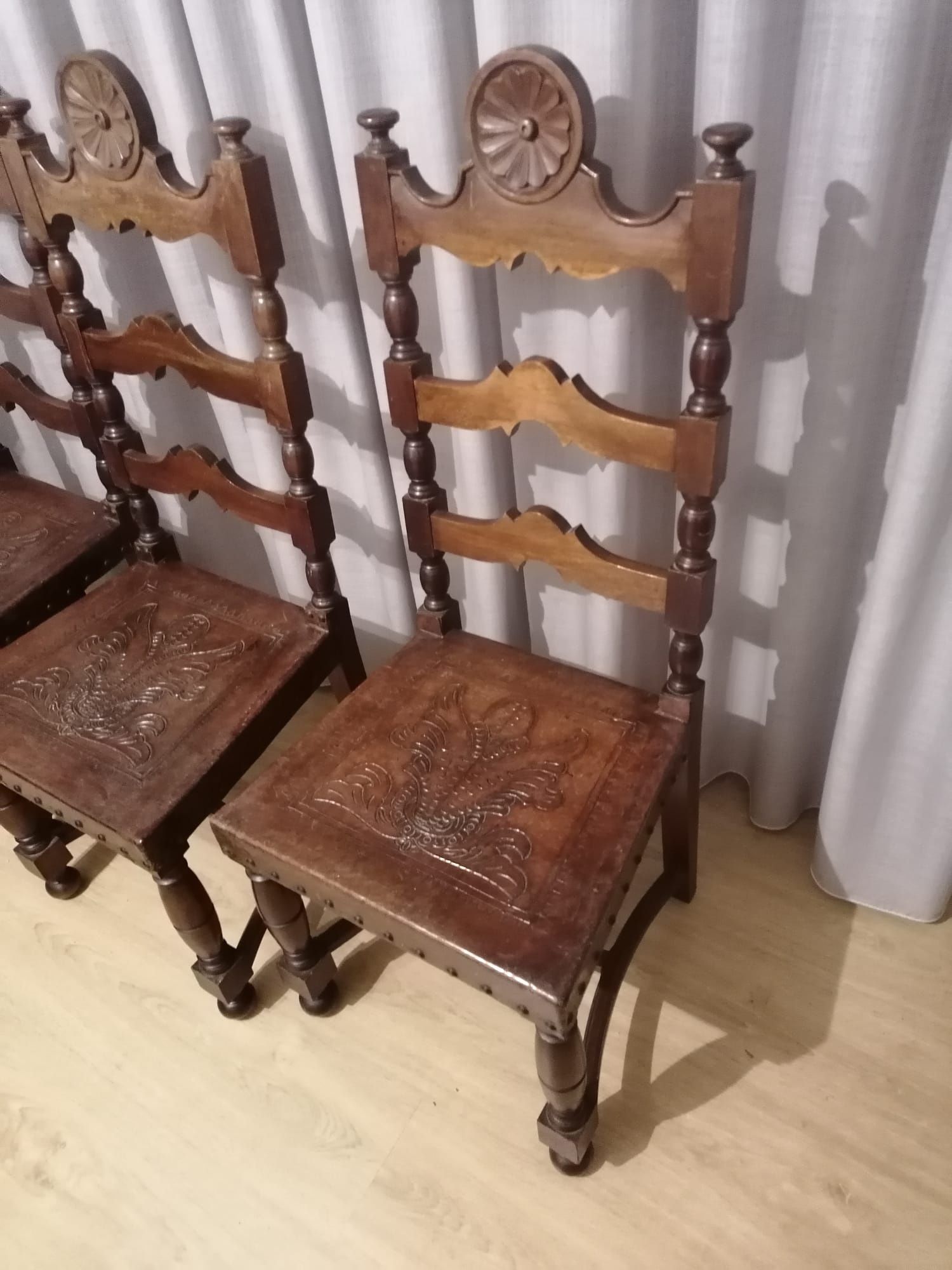 Cadeiras baratas com assento em couro