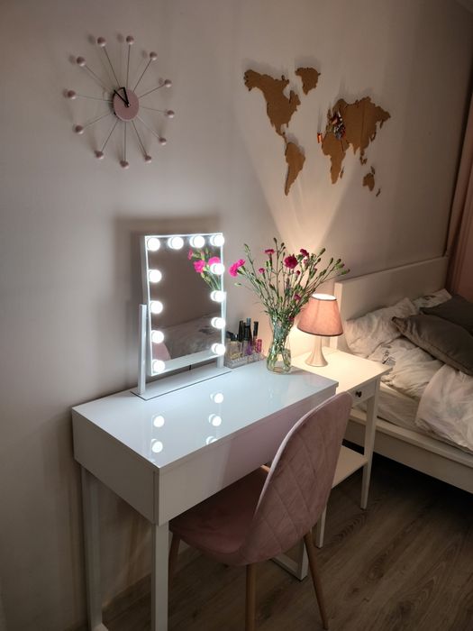 Lustro stojące LED na toaletkę