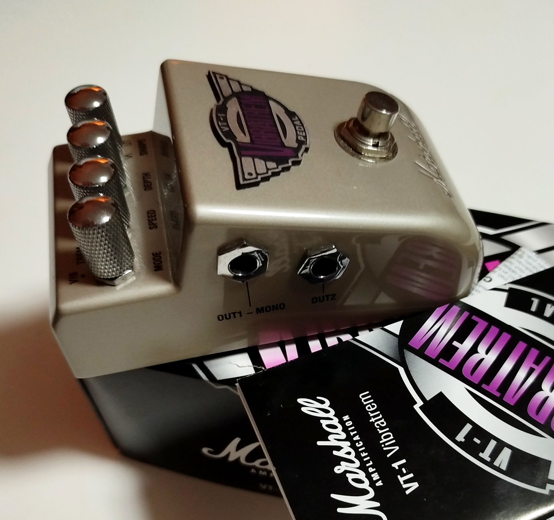 Marshall Vibratrem VT-1 pedal efeitos stereo tremolo vibrato guitarra