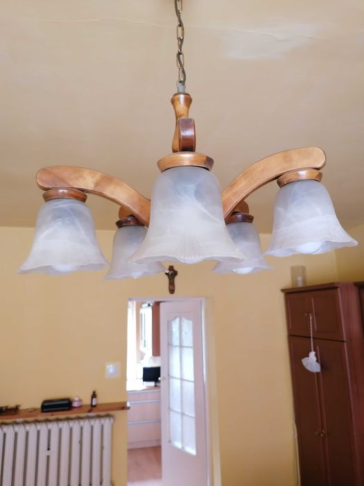 Stylowe drewniane żyrandole