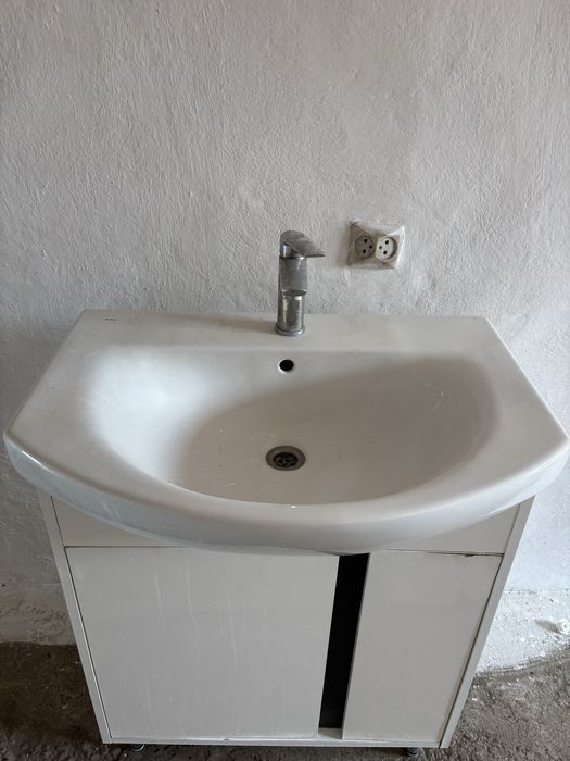 Умивальник з тумбою та змішувачем