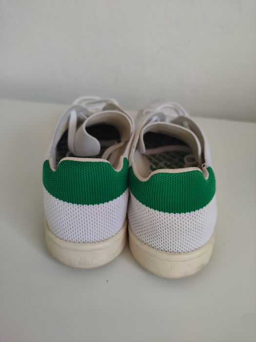 Tênis adidas Stan Smith 
Brancos e azuis em malha
