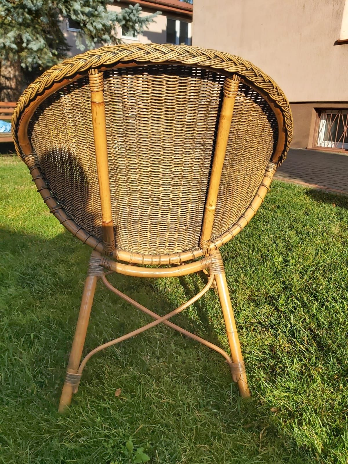 Pięknie pleciony designerski fotel rattanowy