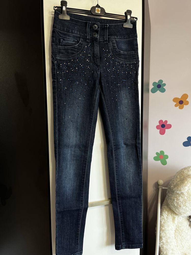 spodnie obcisle z cekinami kamieniami jeansy rurki skinny wysoki stan