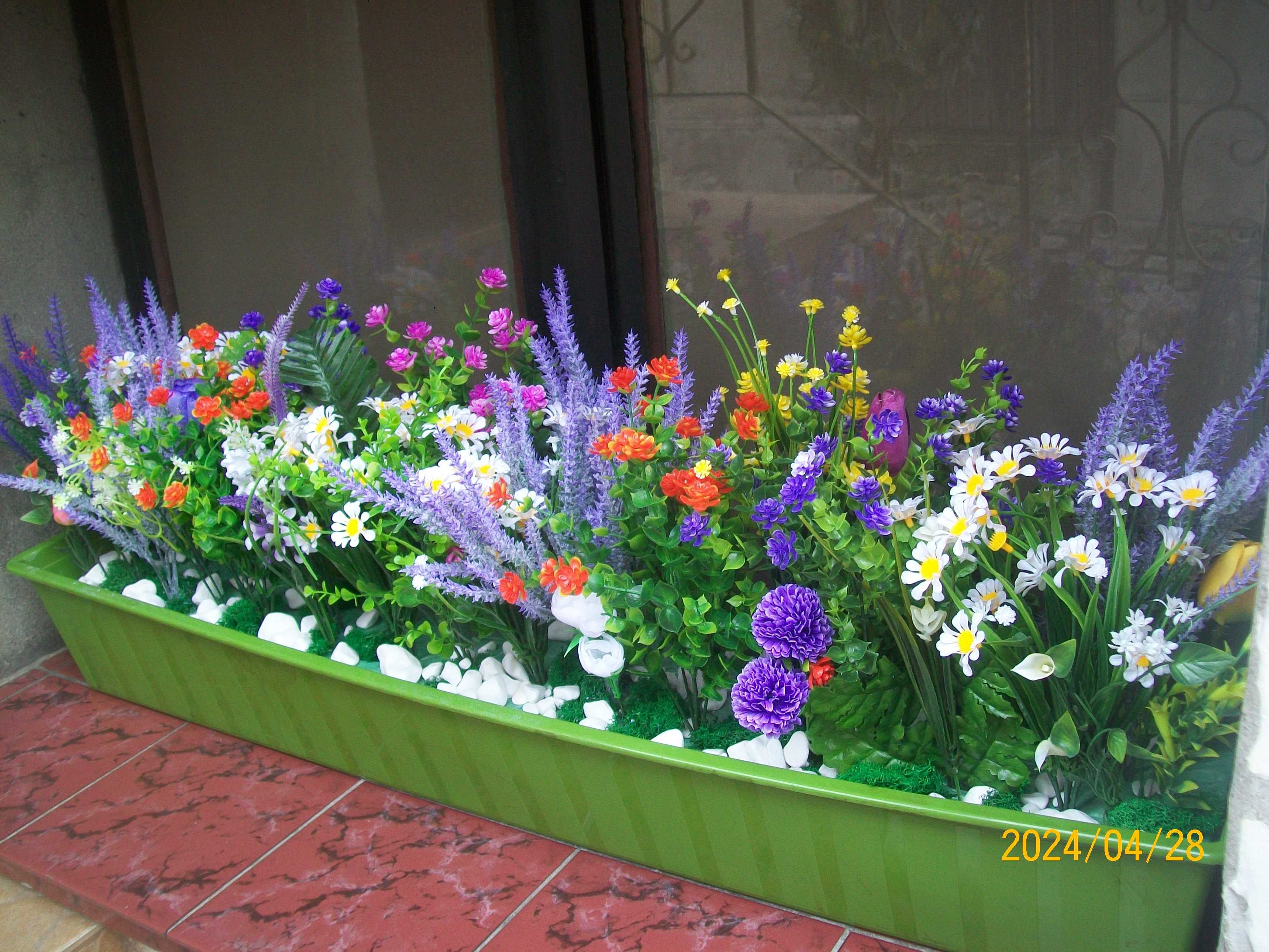 kolorowe kwiaty - jak żywe - w dużej domiczce-  100cm