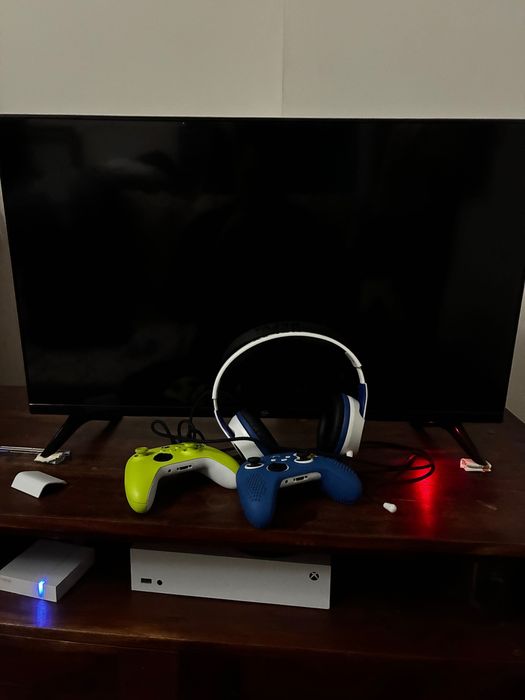 Xbox série S com dois comandos e carregador de pilhas