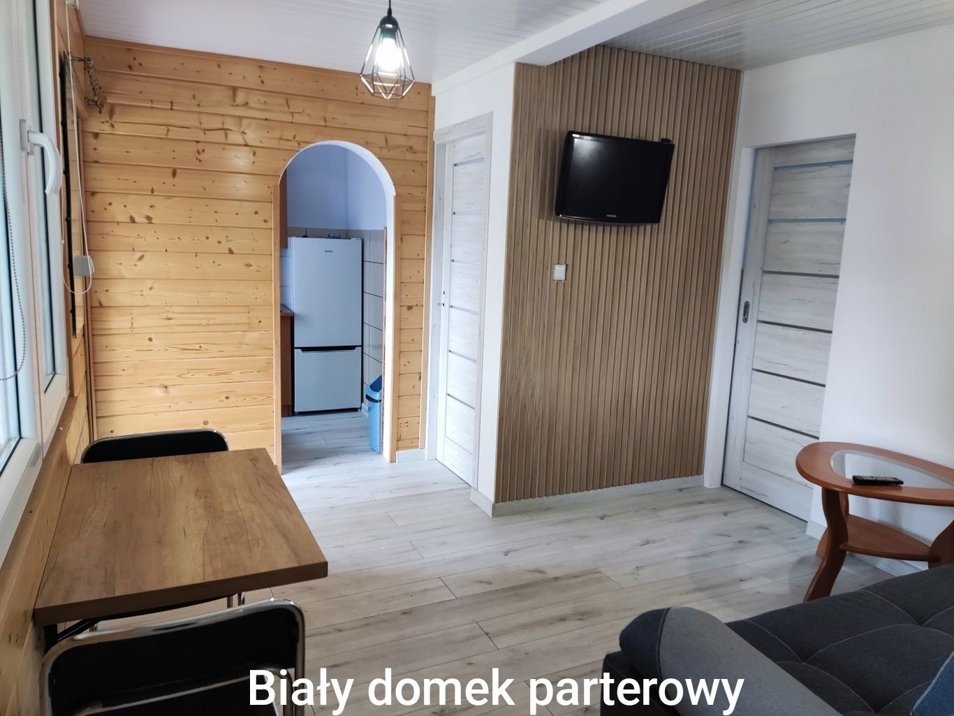 Biały Domek nad jeziorem Serwy z własną linią brzegową