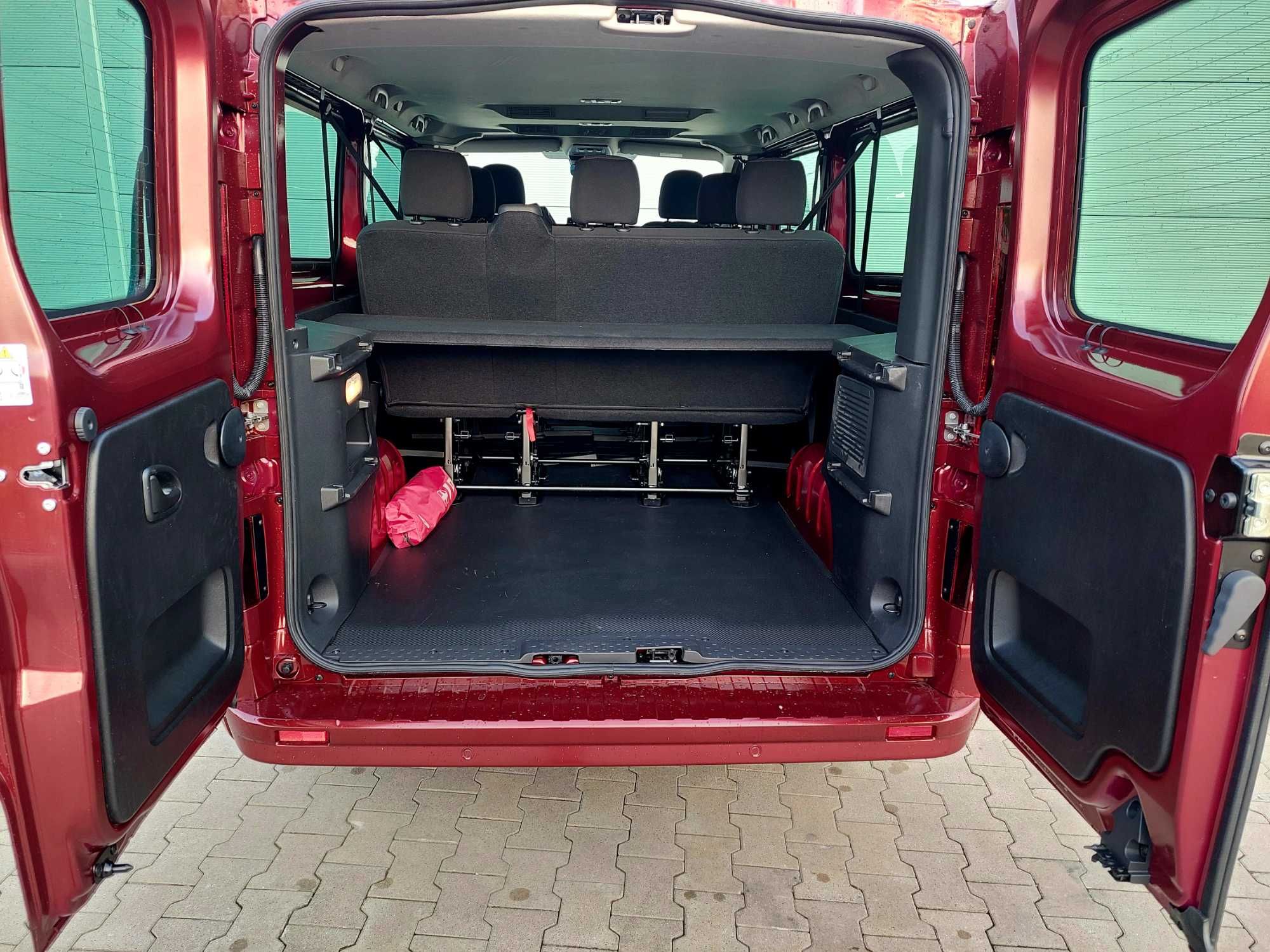 Wynajem busa 8 i 9 osobowego Renault Trafic extralong manual automat