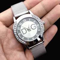Luksusowy zegarek w srebrnym kolorze z napisem DG.