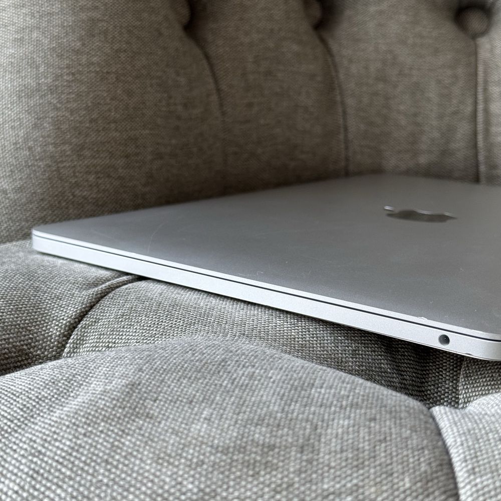 Apple Macbook pro 13 2020 i5/256 (42 цикла)
