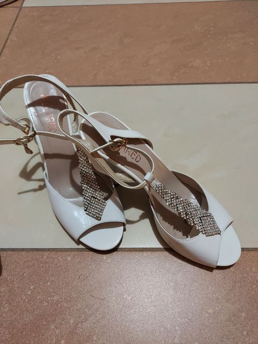 Białe sandały na wysokim obcasie