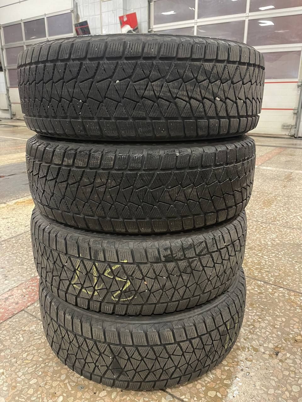 Зимова гума r 17 225/65 Bridgestone Blizzak