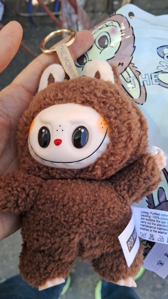 Монстри Лабубу - м'яка іграшка-сюрприз з брелоком Labubu Monsters Pop