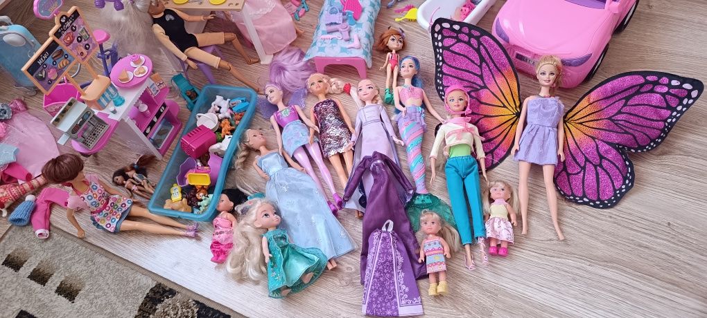 Domek składany dla Barbie z akcesoriami + 12 lalek