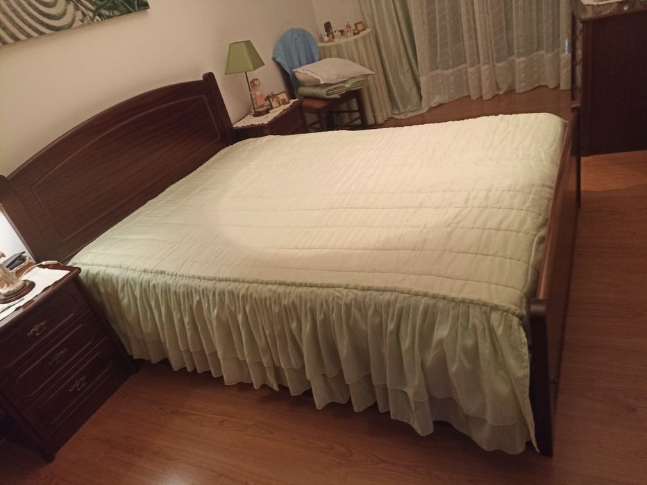 Cama de casal em mogno com estrado e colchao