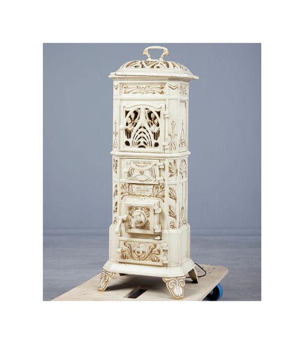 Piec żeliwny, koza -  podświetlany, dekoracje z motywami secesyjnymi