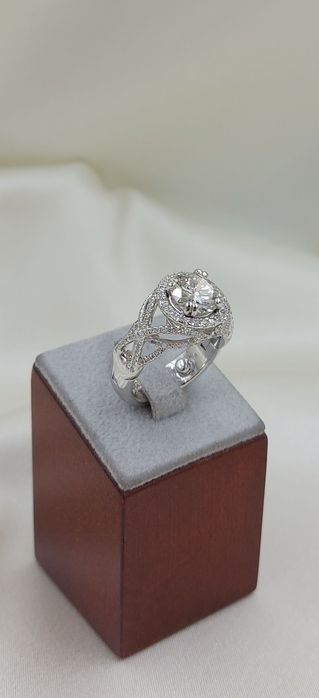 Złoty pierścionek z naturalnymi diamentami.