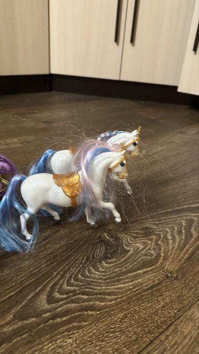 Карета з лялькою та лошадьми