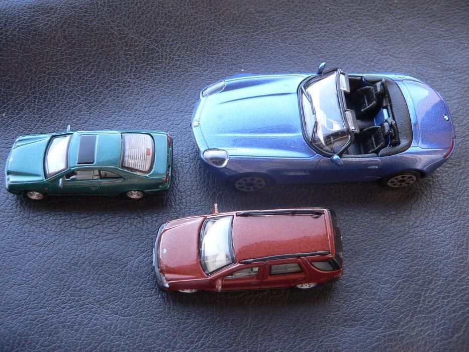 3 carrinhos em metal