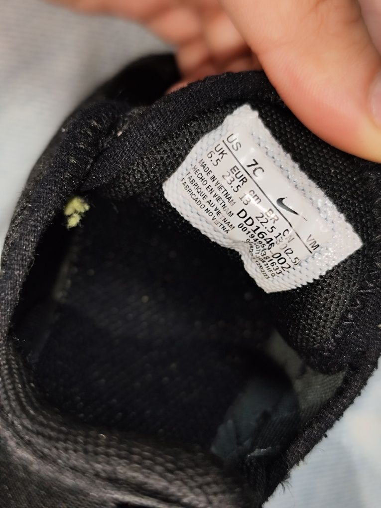 Круті дитячі кросівки Nike Air 270.