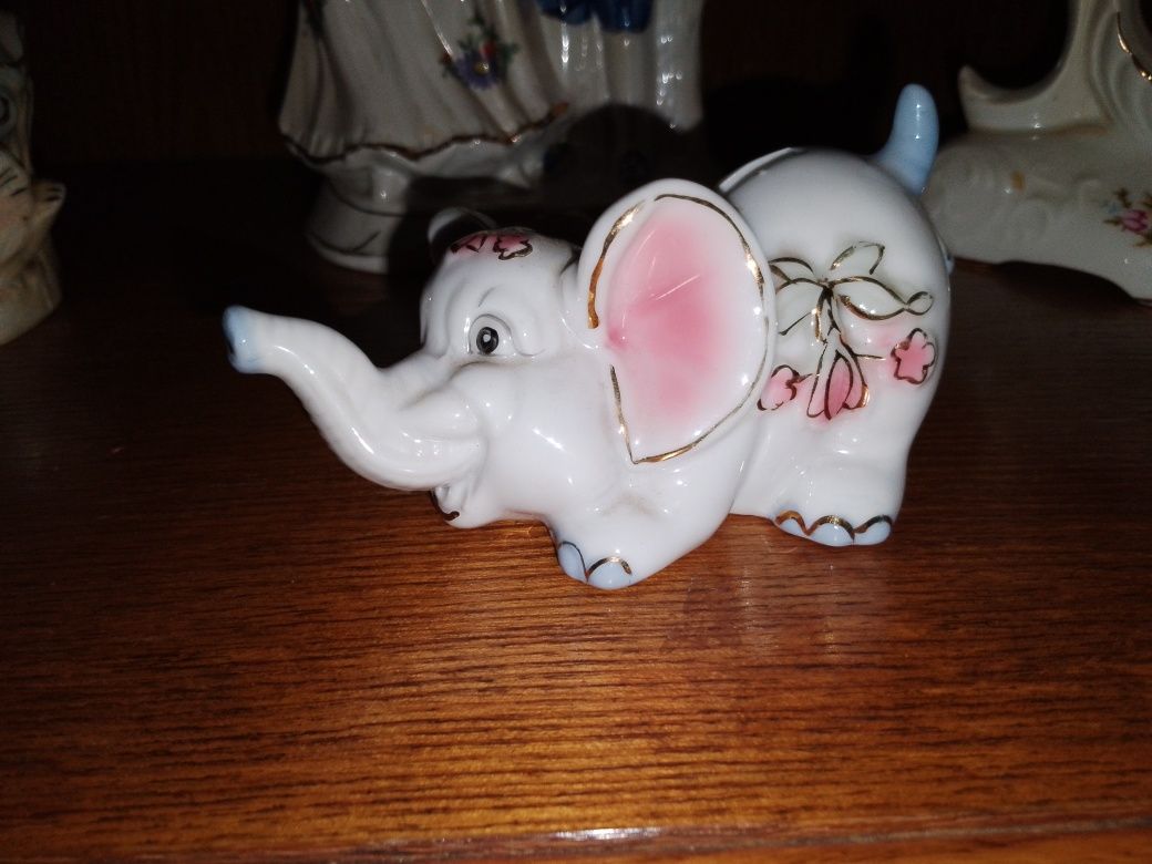 Słonik skarbonka z porcelany