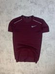 Бордова футболка Nike Dri-FIT з рефлективним логотипом