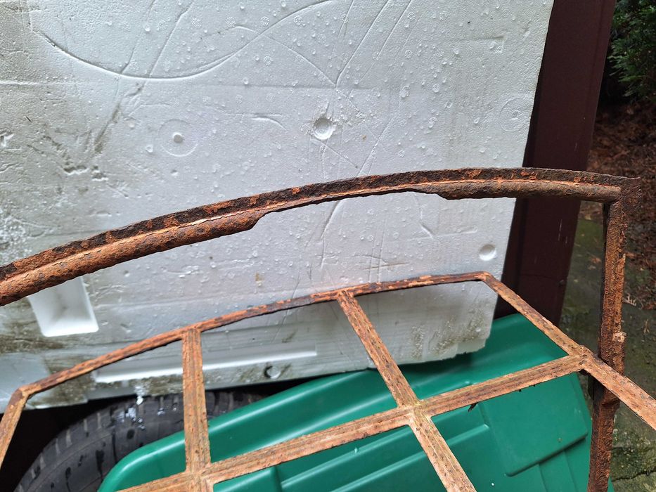 stare okno żeliwne góra uchylna