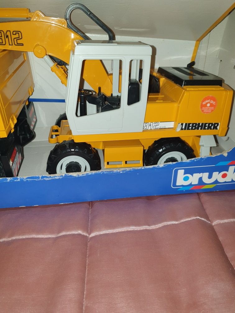 Игрушка Bruder самосвал MAN с экскаватором Liebherr