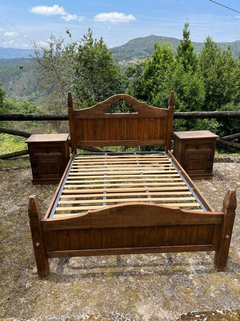 Cama de casal rústica de madeira.