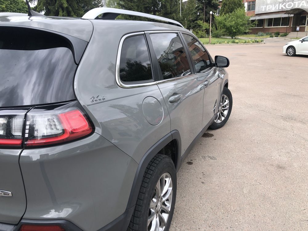Легковий автомобіль Паркетникджип черокі 2021рік