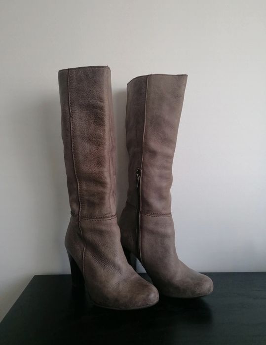 Botas castanhas de cano alto