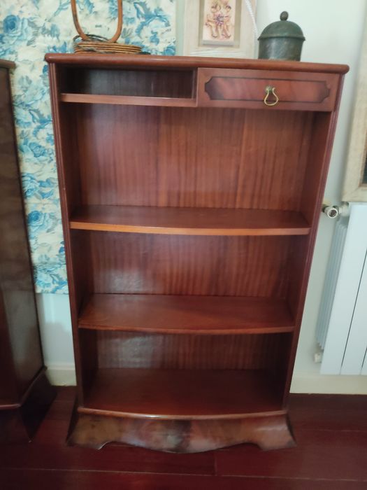 Secretária e 2 estantes de apoio