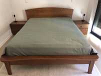 Quarto: Cama com colchão, estrado e mesinhas de cabeceira