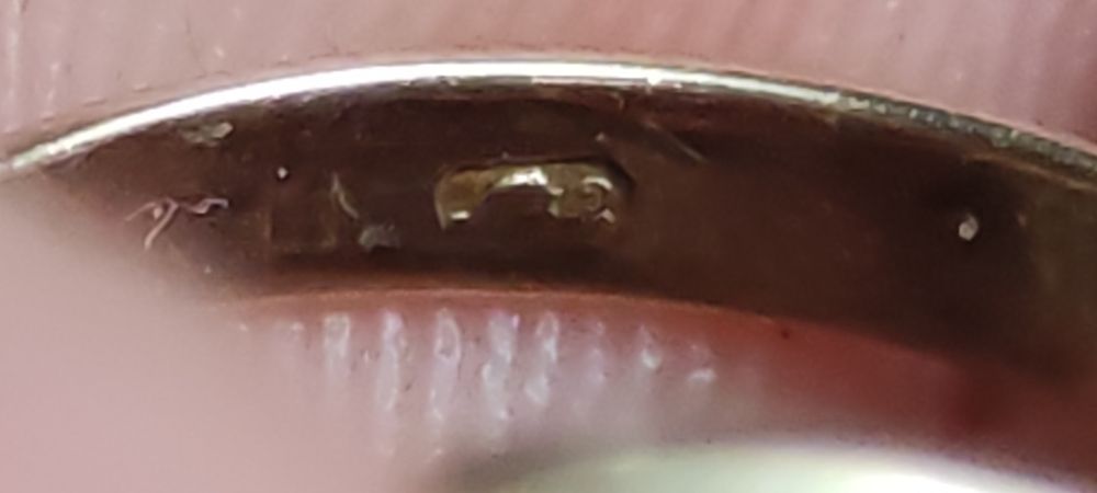 Złoty przedwojenny pierścionek z koralem