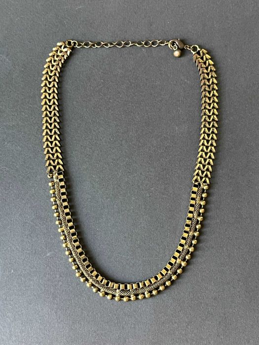 Colar malha em metal cor latão da Pedra Dura