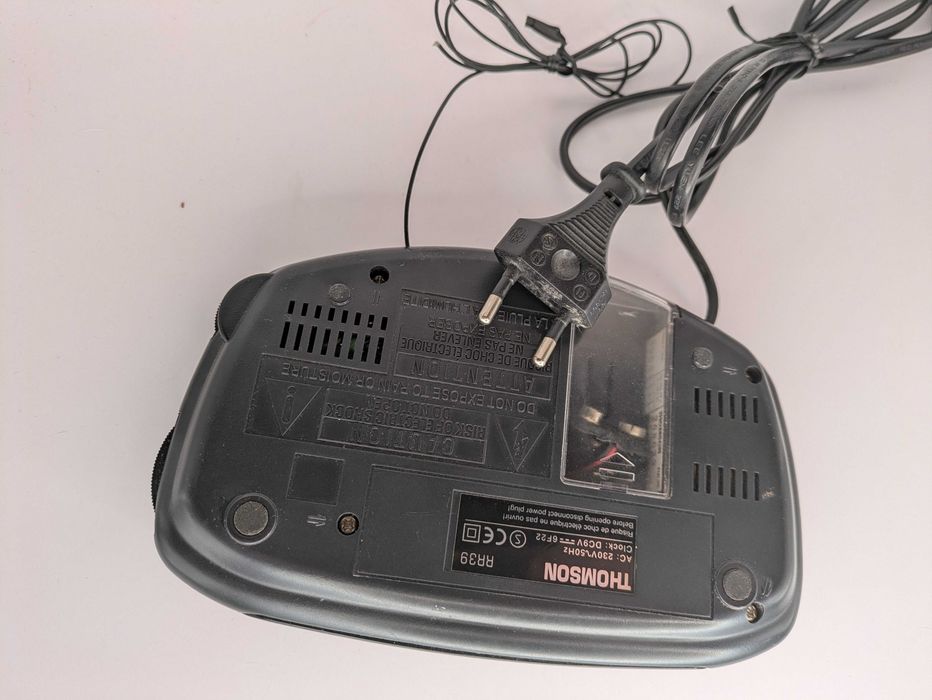 Radiobudzik THOMSON RR39 – sprawny, klasyczny model FM z alarmem