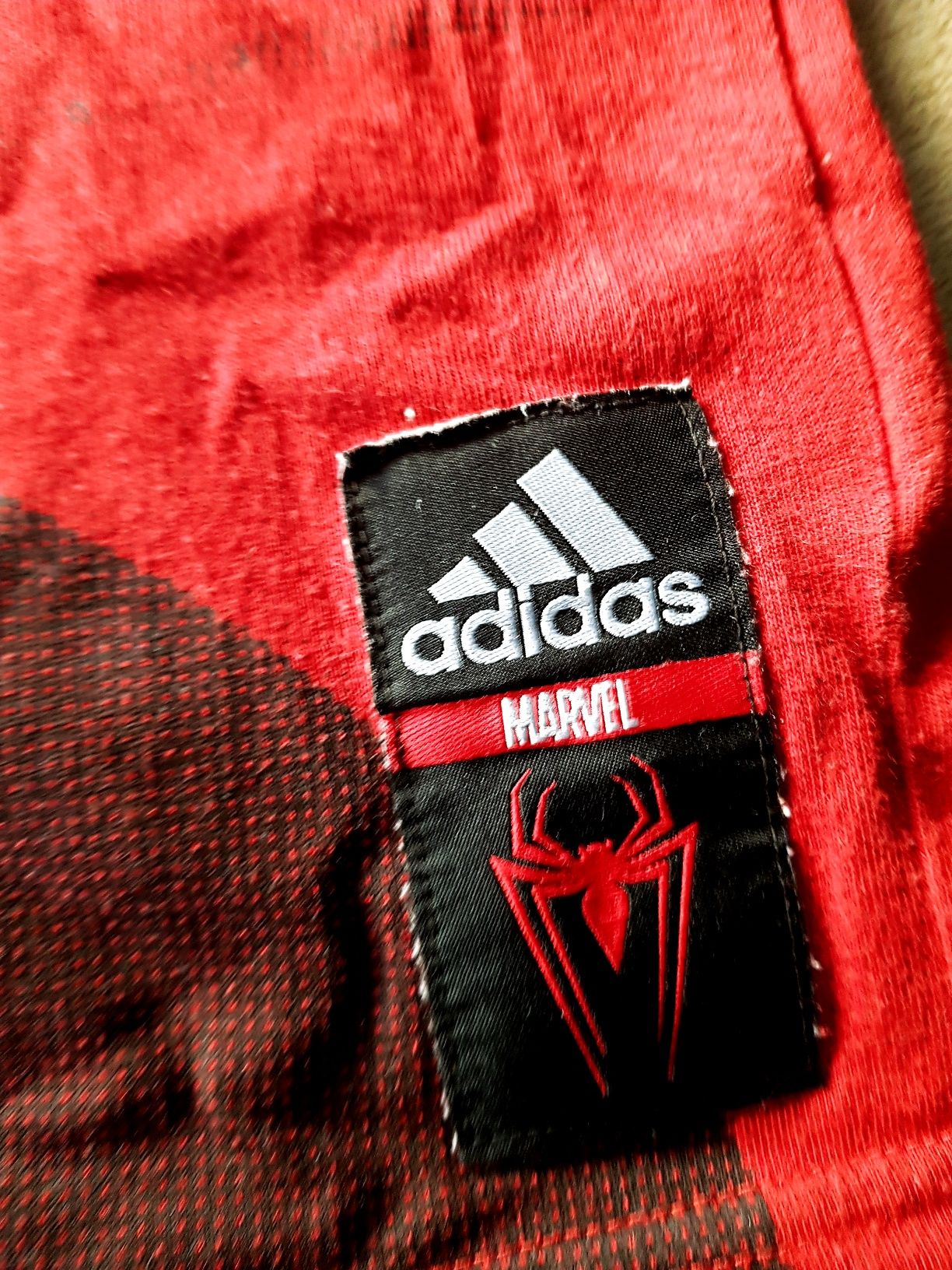 Bezerkawnik orygilny Adidas Marvel  dla chłopca roz 116 stan b dobry.