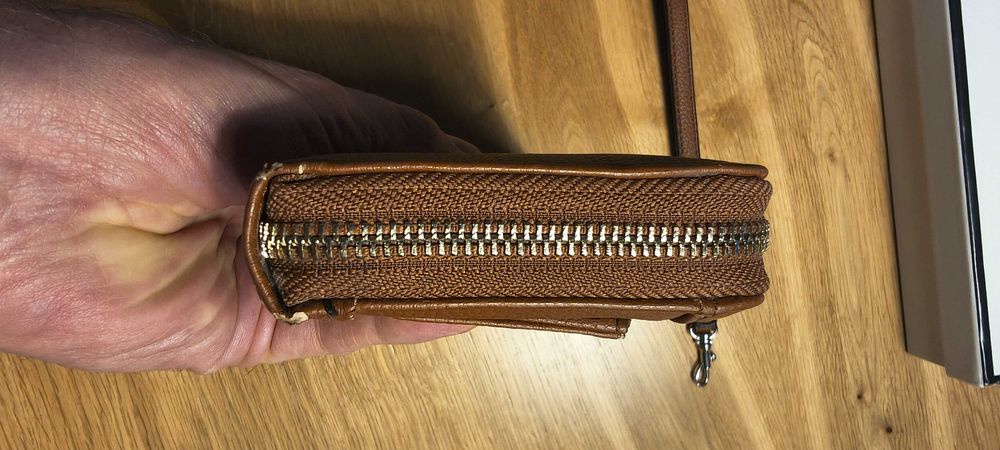 Portfel Guess brązowy, stan - bardzo dobry, na 12 kart, dużo przegród