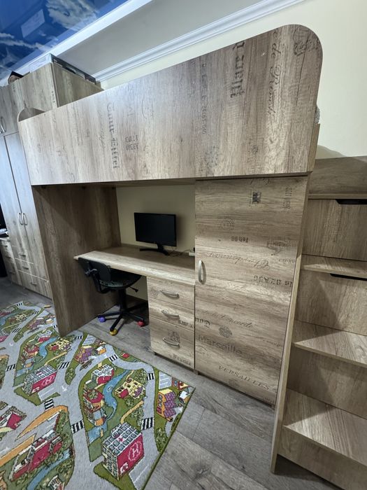 Продам дитяче ліжко + стіл ( комплект) матрац в подарунок