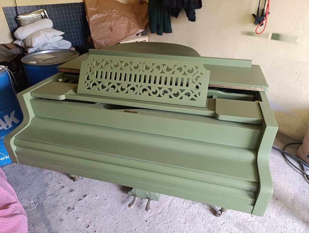 Fortepian marki Bosendorfer - piękny zielony kolor